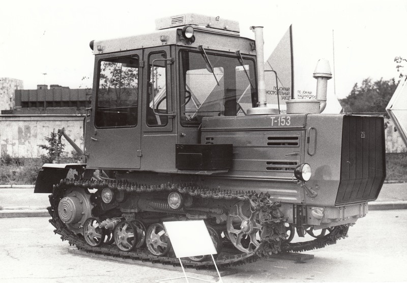 Traktor T-153