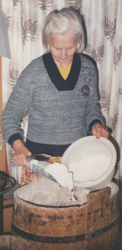 Võidu-Ülejõe asundustalu vanaperenaine Ellen Juurik teeb koduleiba