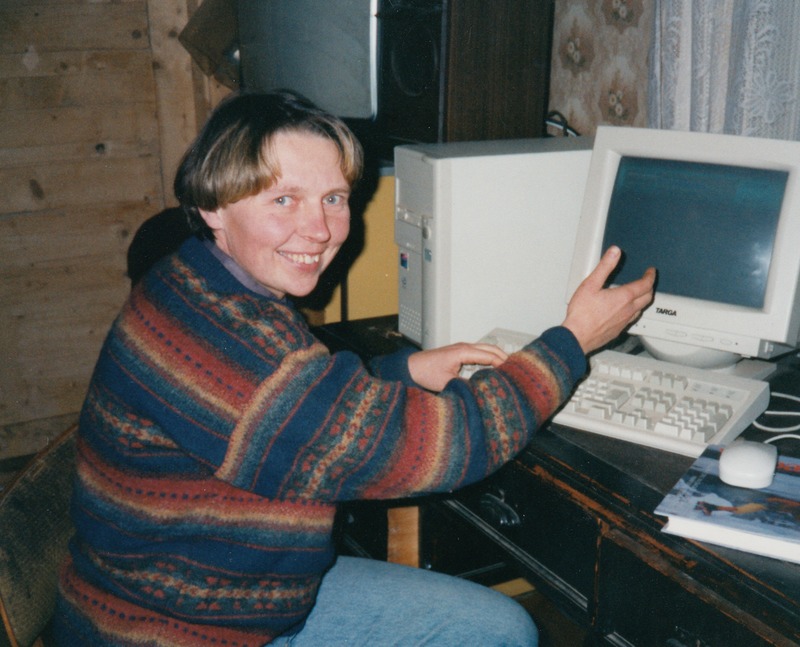 Hoogla talu perenaine Piret Pihel ütleb, et arvutist on talus suur abi