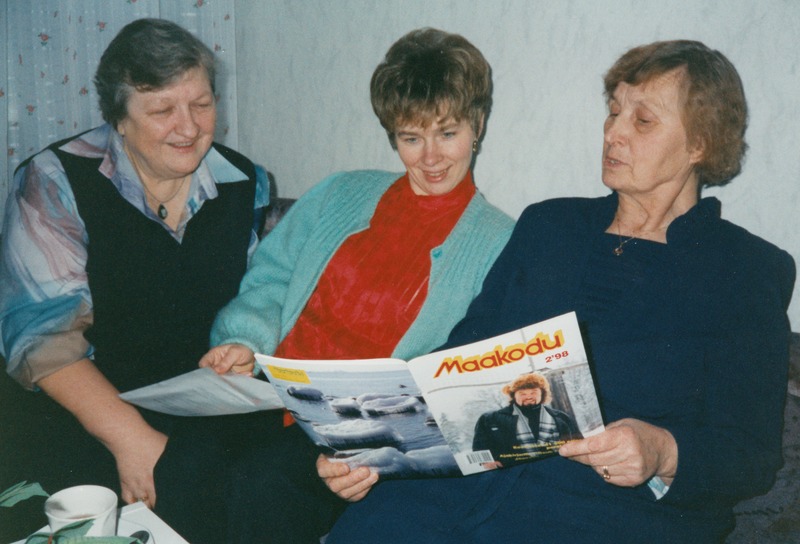 Ääsmäe pensionäride sotsiaalkorteris istuvad (vasakult) ühenduse esinaine Olvi Suurkütt, sotsiaaltöötaja Piia Peterson ja Linda Markin