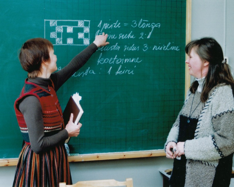 Viljandi Kultuurikolledži talukujunduse ja rahvusliku käsitöö eriala õppejõud Reet Talimaa(vasakul) ja Mare Hunt