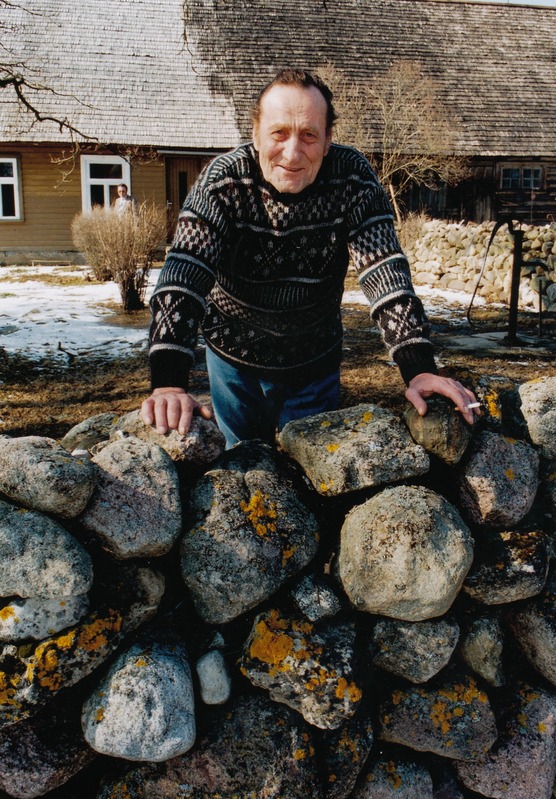 Ilmar Volrat on  oma koduaia  ümbritsenud kiviaiaga