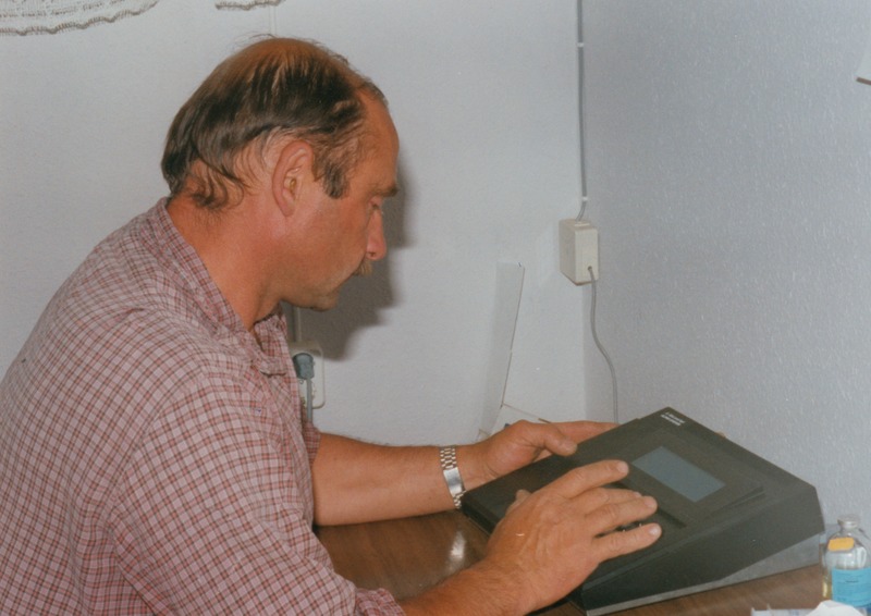 Takkasaare talu peremees Arvo Kuutok vaatab arvutist päevast ülevaadet lüpsist