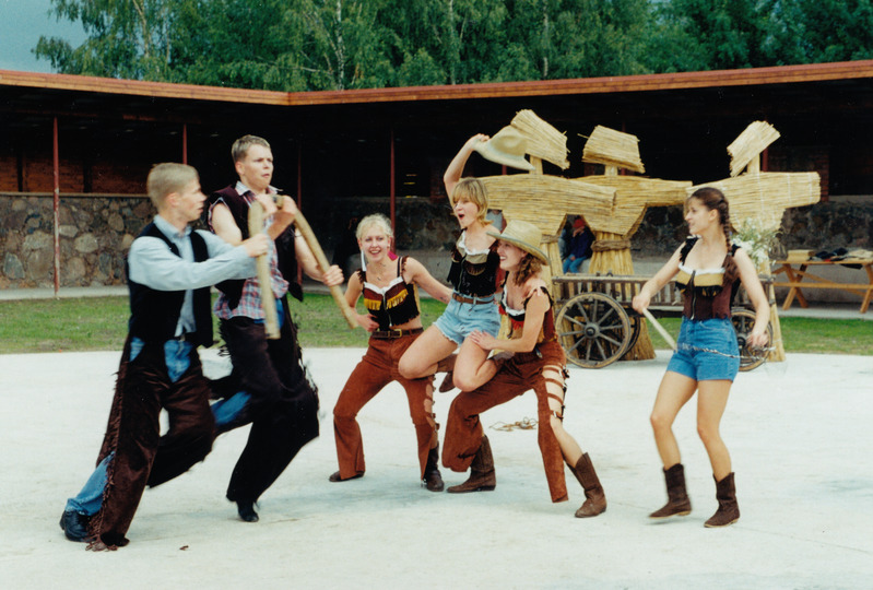 IV Linalaat Eesti Põllumajandusmuuseumis 1. juulil 2000. Esineb Tartu Tantsustuudio "Variety"