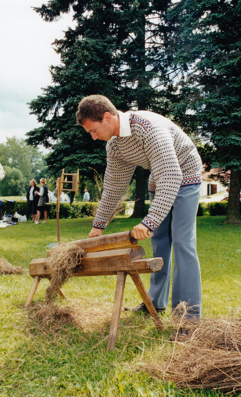 IV Linalaat Eesti Põllumajandusmuuseumis 1. juulil 2000. Lina lõugutamist demonstreerib teadur Mark Sepp