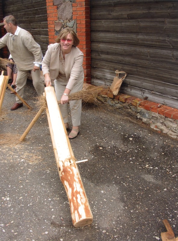 Linalaat Eesti Põllumajandusmuuseumis. Avanäitusel Löö kaasa! lõugutab lina Elvi Nassar