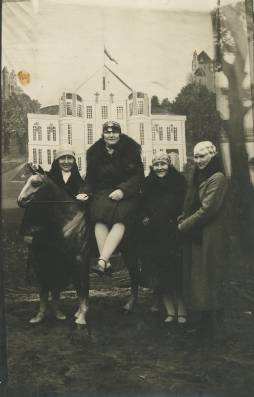 Emilie Goldberg, Hilda Leik, Ida Goldberg ja Olga Kirotar