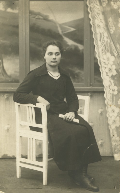 Istuva naise portree