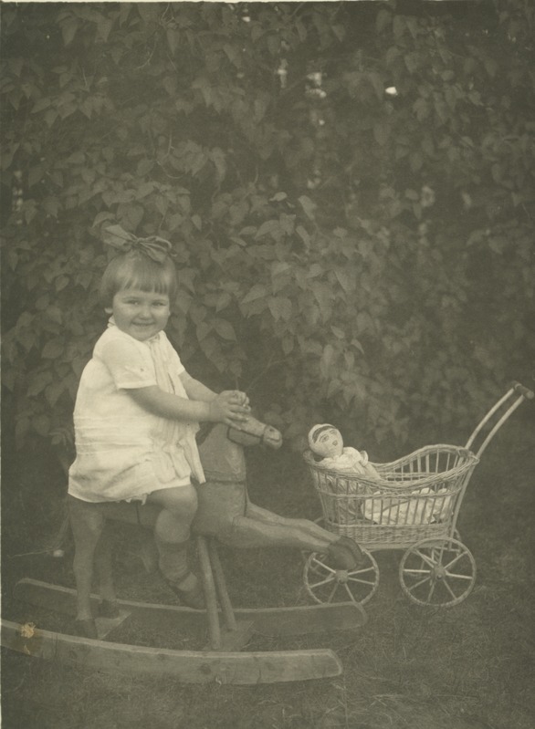 Laps kiikhobu ja nukuvankriga