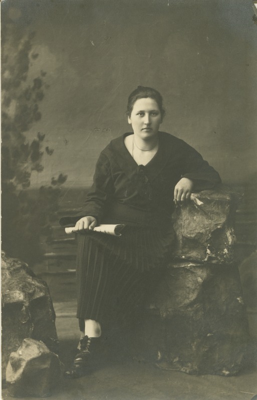 Kivil istuva naise portree