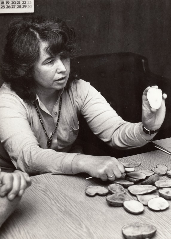 Eesti Maaviljeluse Instituudi mehhaniseerimise katsejaama nooremteadur Luule Tartlan