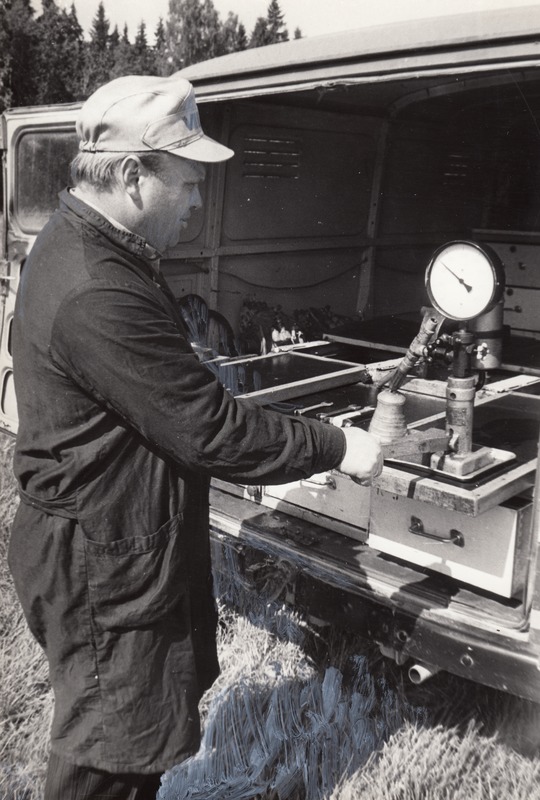 Gagarini nim. näidissovhoosi diagnoosimehaanik Uno Saik kontrollib pihusti töörõhku