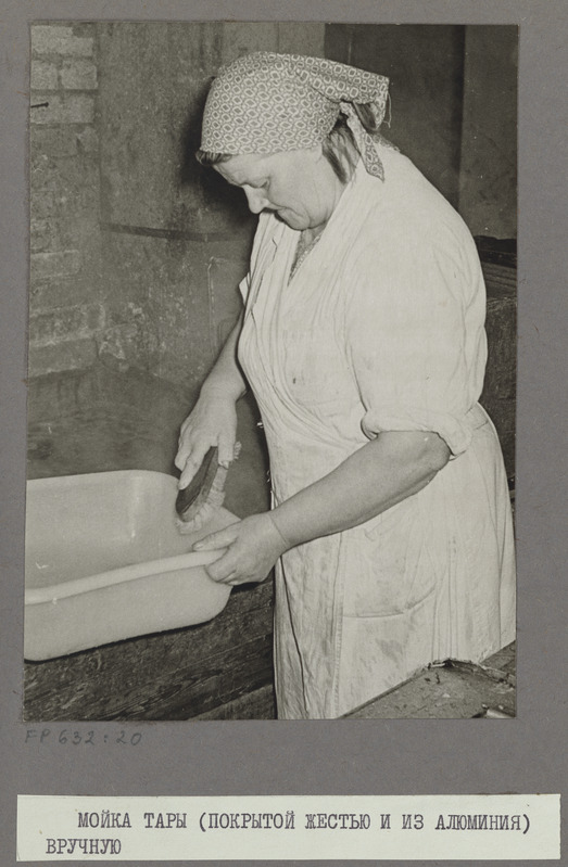 Tartu Lihakombinaat. Taara pesemine käsitsi enne uuenduste sisseviimist