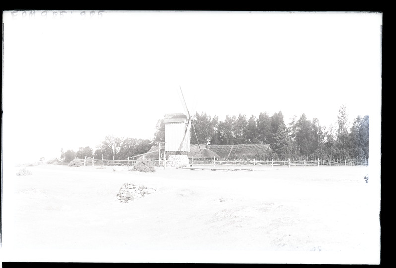 Taluhoone ühes tuulikuga