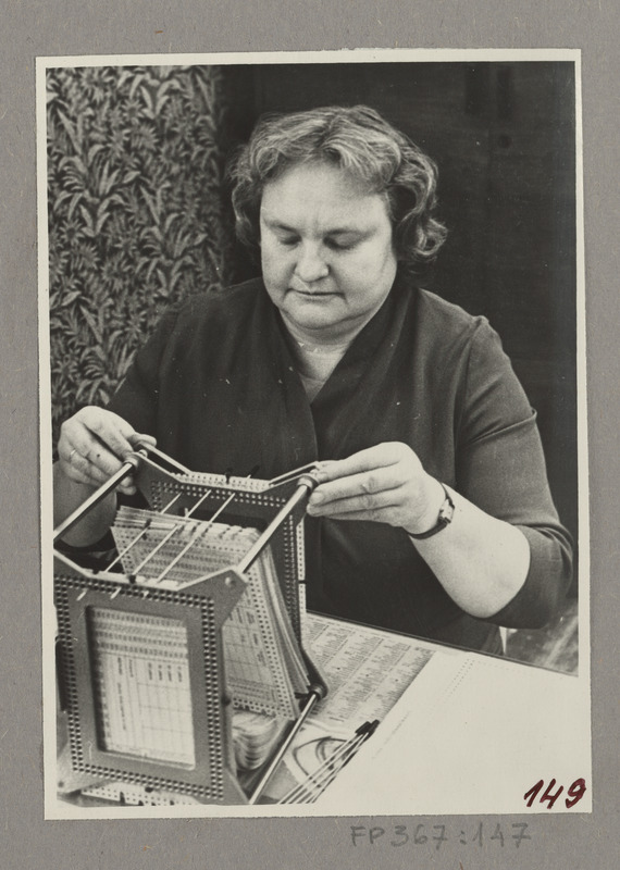 Selektsionäär-operaator Karin Aunap kanade individuaalkaarte sorteerimas