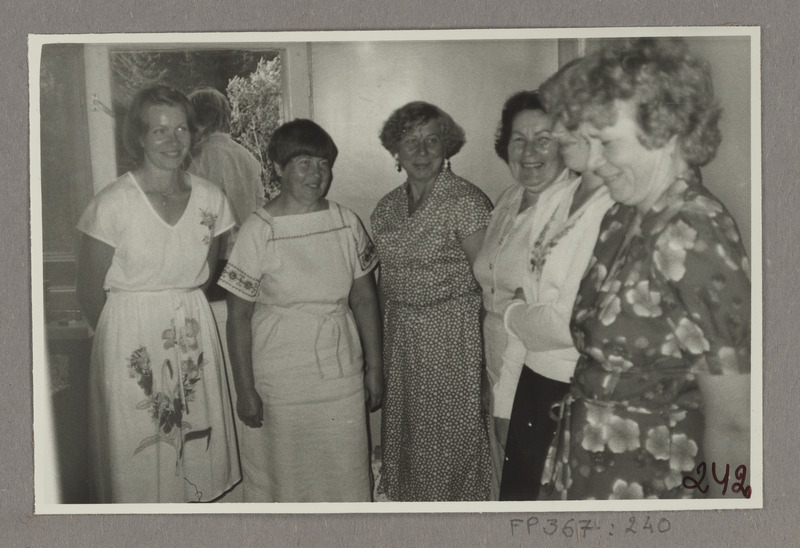 Kurtna Linnukasvatuse Katsejaama töötajad Aita Tõkke, Õie Lutter, Harda Pärniste, Õie Teearu, Malle Tuvi ja Malle Ilves