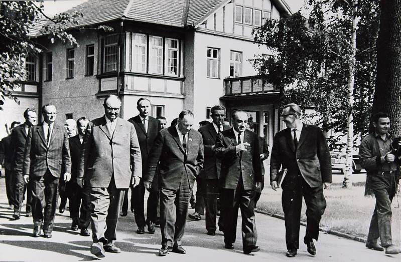 ENSV Ülemnõukogu Presiidiumi esimees A.Müürisepp,ENSV Partei KK I sekretär J.Käbin, ENSV Ministrite Nõukogu esimees V.Klausson saatmas ringkäigul ELVI-s NSVL Ülemnõukogu Presiidiumi esimeest A.Mikojani