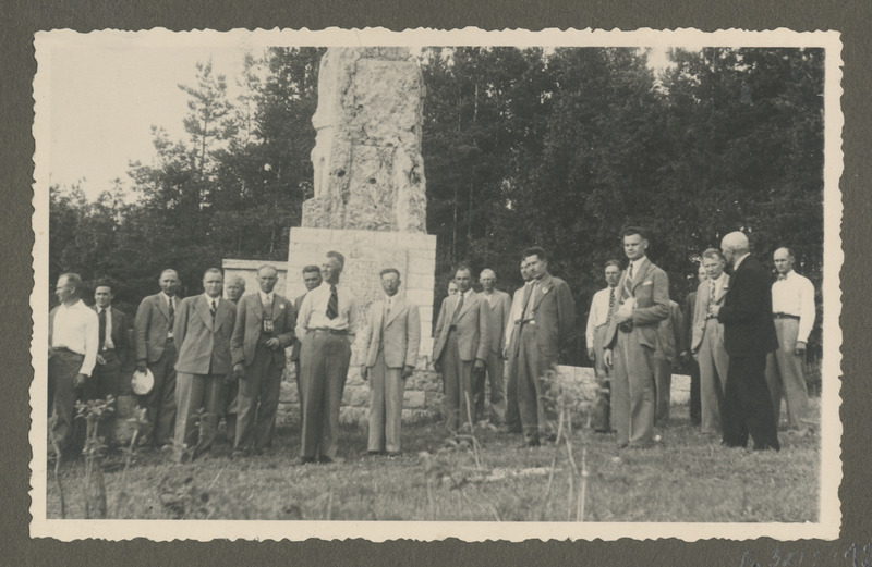 Landeswehri sõja monument, millel seisev kiri tänab eestlasi abi eest