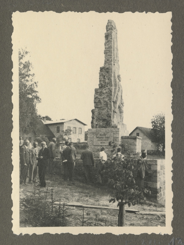 Landeswehri sõja monument, millel seisev kiri tänab eestlasi abi eest