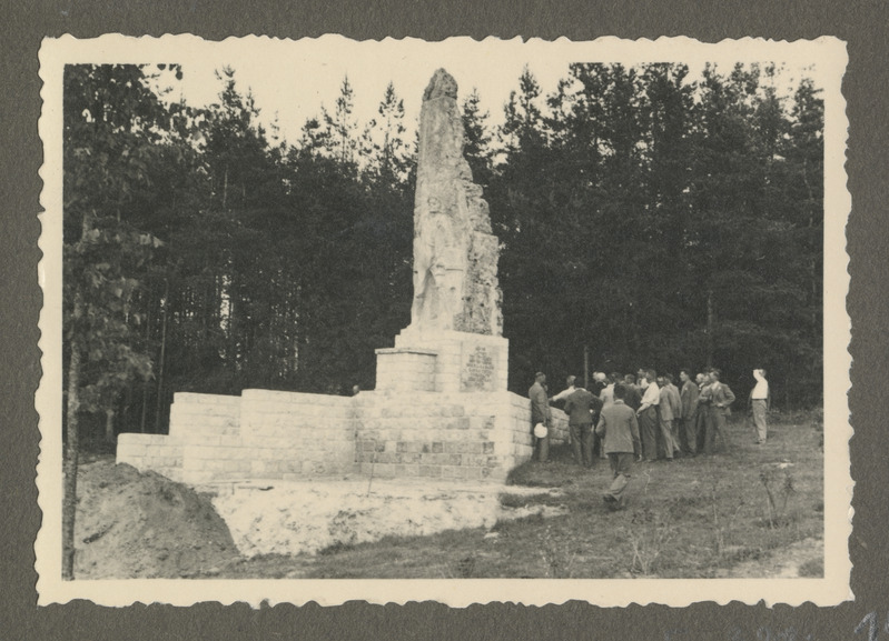 Landeswehri sõja monument, millel seisev kiri tänab eestlasi abi eest
