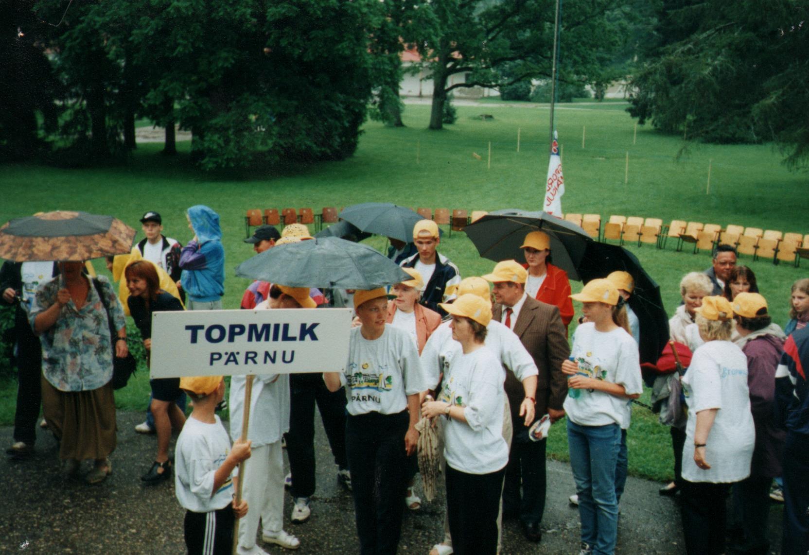 Pärnu Topmilk töötajad piimanduspäeval Õisus