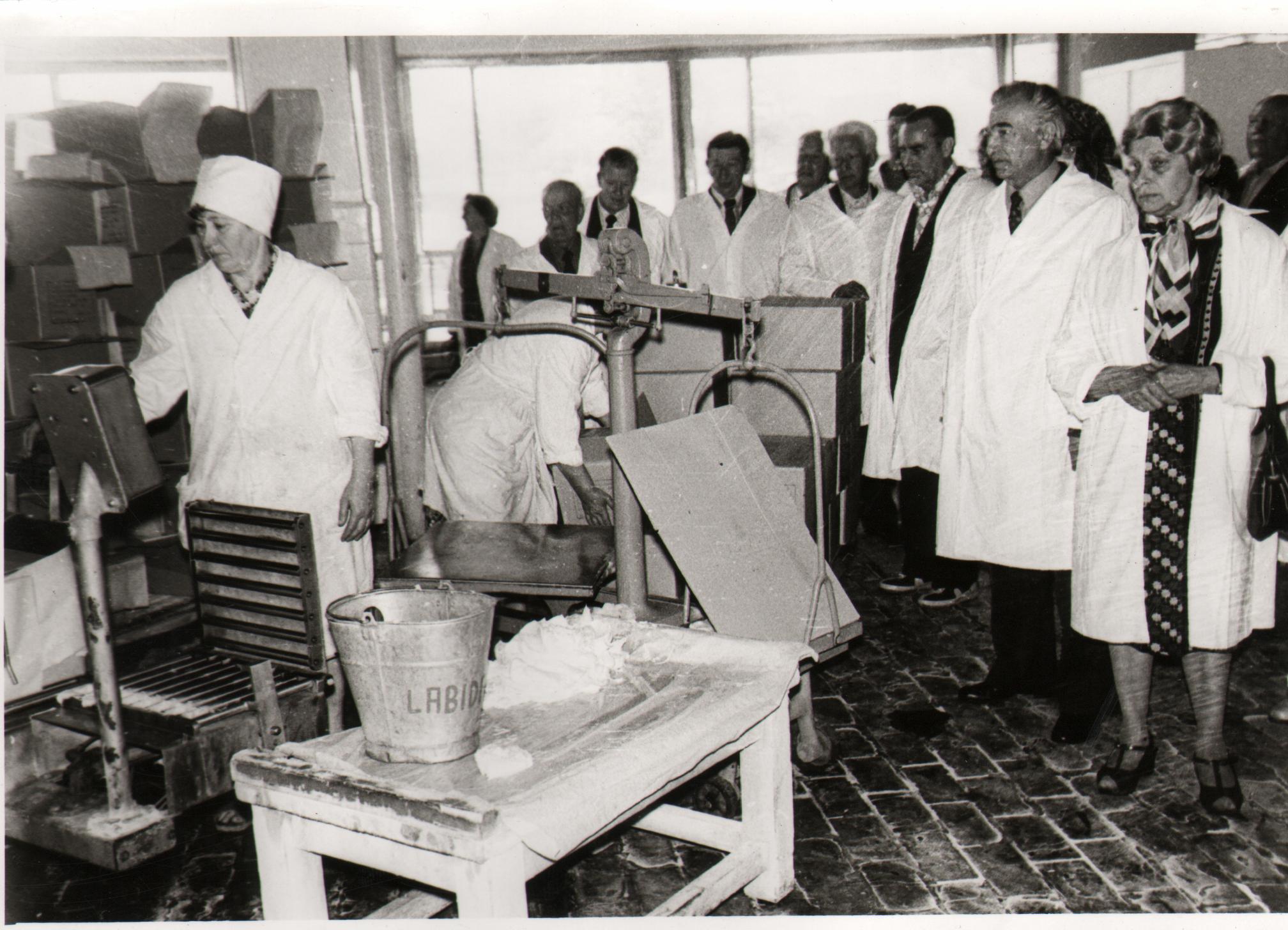 ENSV piimandusveteranide IV kokkutulek Viljandis. Veteranid tutvuvad Viljandi PTK tootmisruumidega.