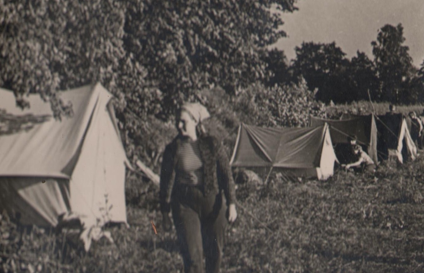 Tartu Lihakombinaadi töötajad vabal ajal laagris telkide üleslöömisel