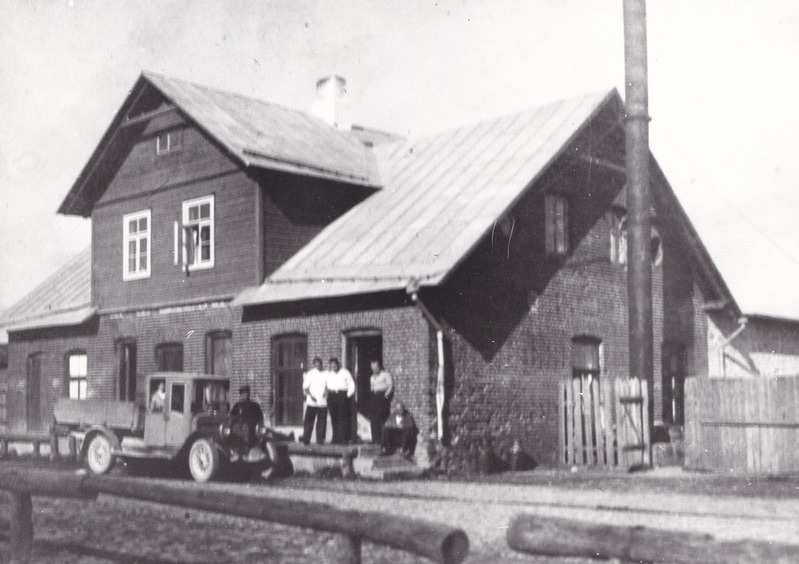 P.K.Estonia Kullamaa meierei platvormil töölised, ees veoauto