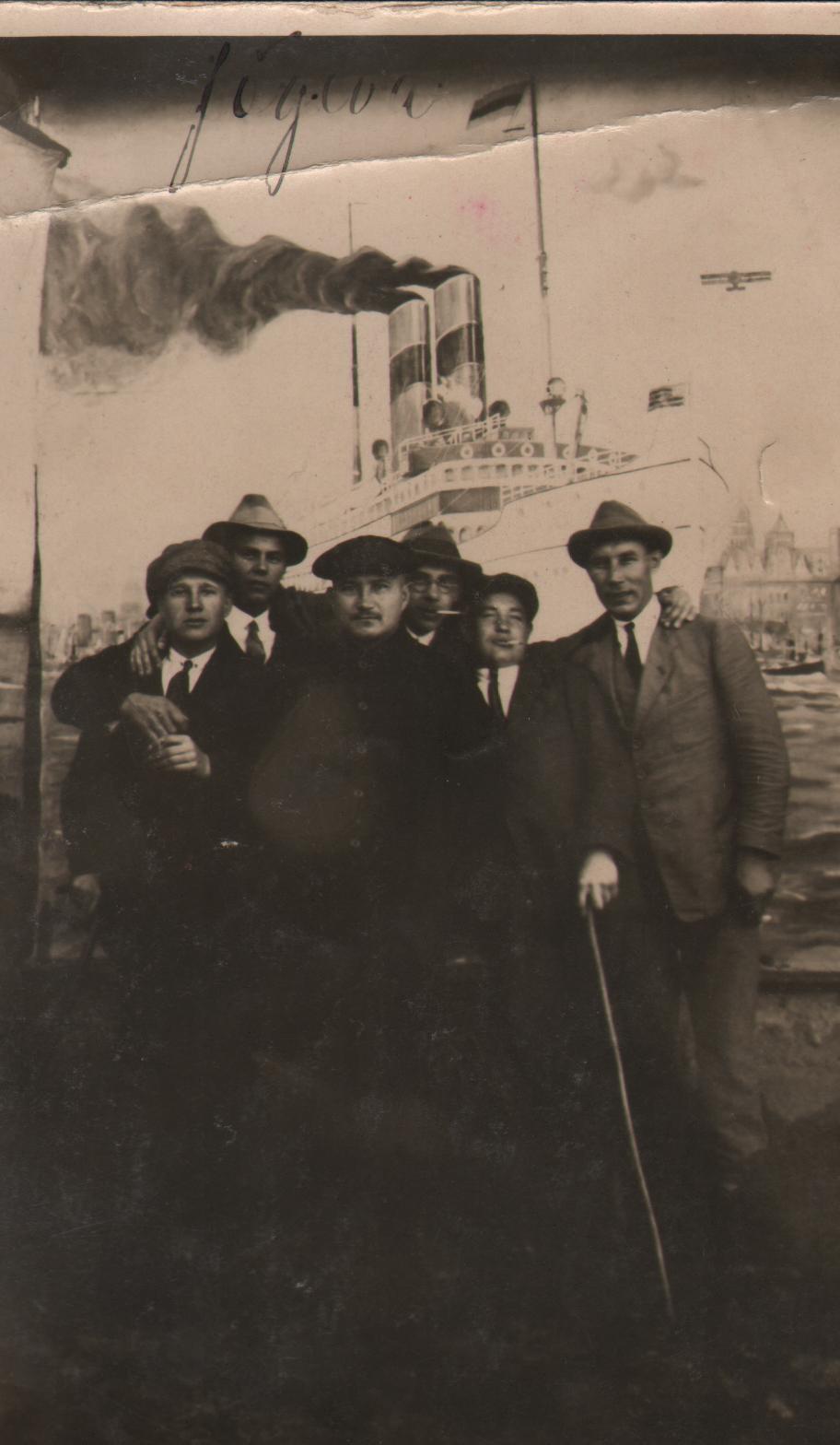 Jõgevalt kuue noormehega, allkirjad tagaküljel.