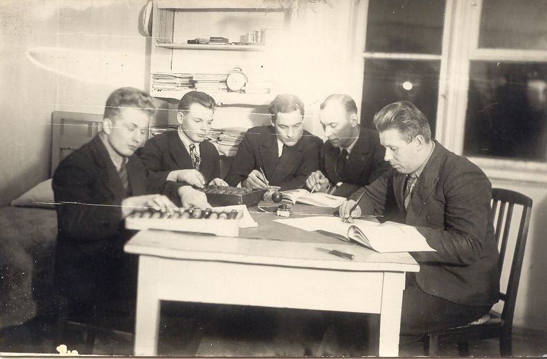 Õisus õpilased koduseid ülesandeid lahendamas