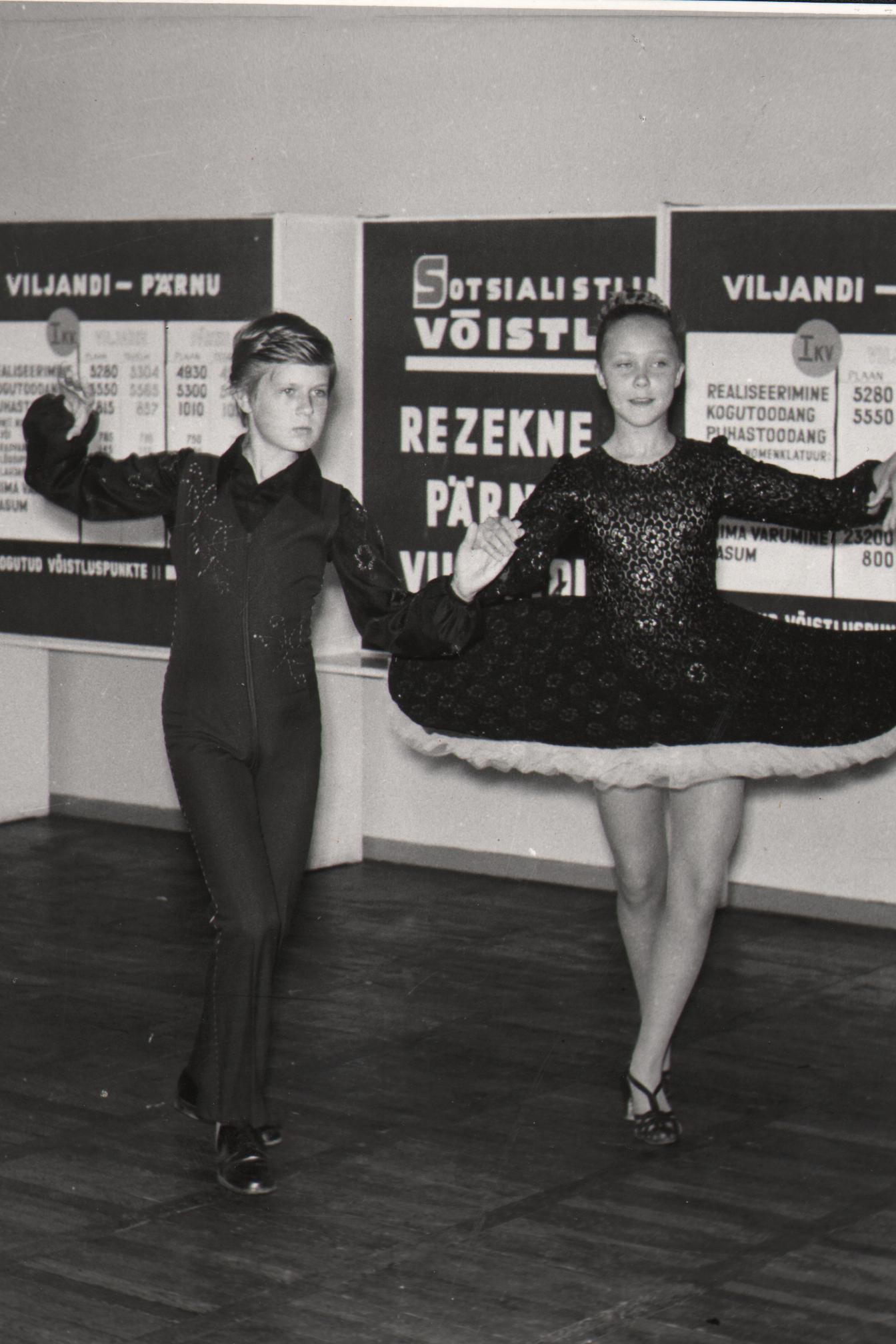 ENSV piimandusveteranide IV kokkutulek Viljandis. Noored peotantsijad esinemas veteranidele.