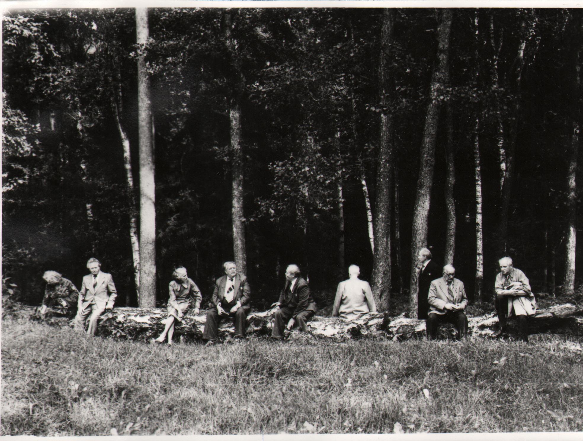 Piimandusveteranid III kokkutulekul Kohtla-Järvel  puhkamas sügiseses metsas