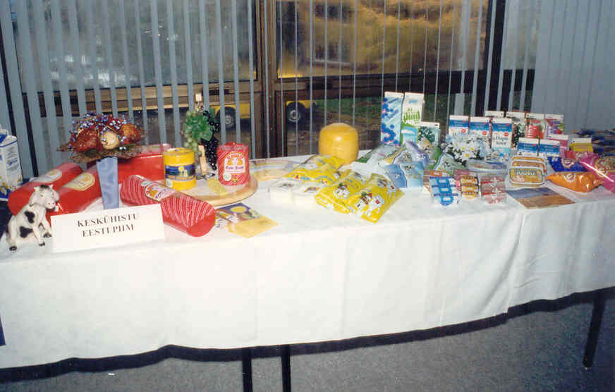 Keskühistu "Eesti Piim", vasakul Tori-Selja, Põltsamaa, paremal Jõhvi Piima toodangu näidised.