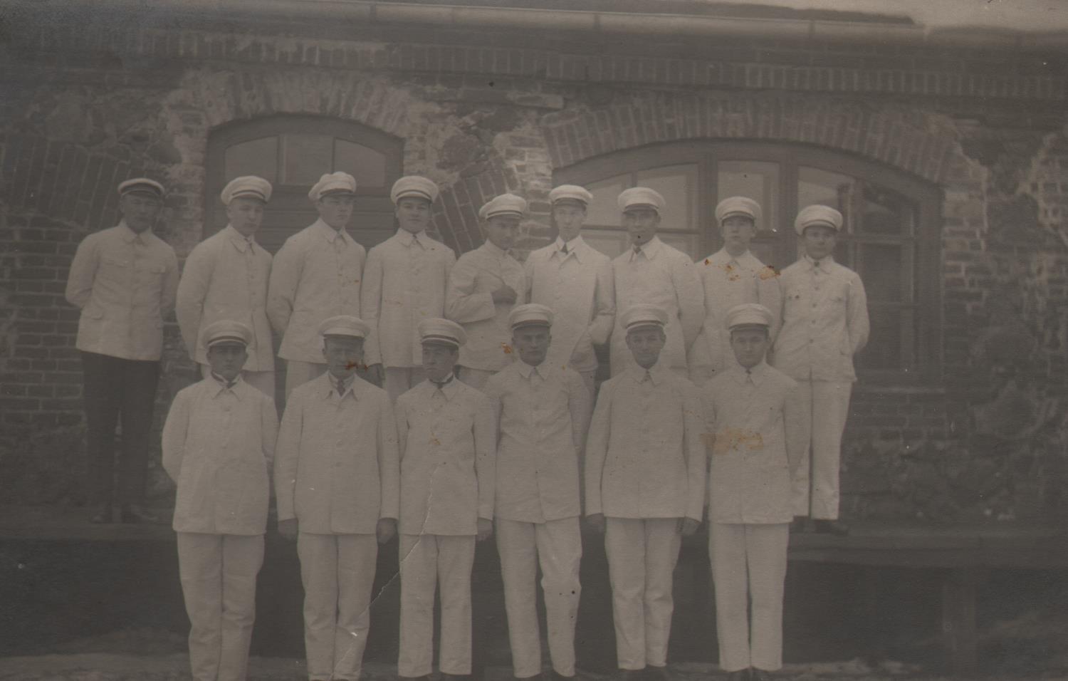 Õisu Piimanduskooli õpilased koos juhatajaga