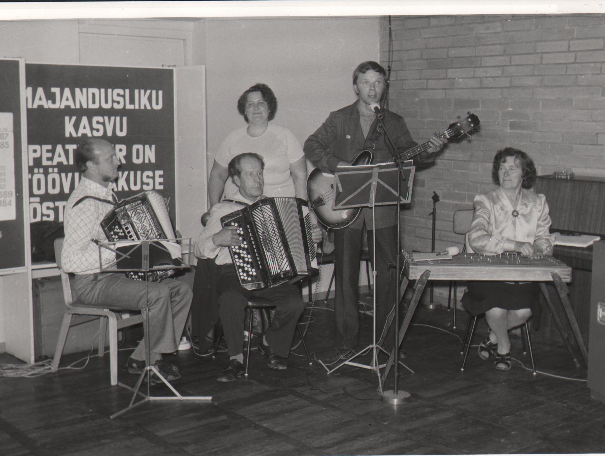 ENSV piimandusveteranide IV kokkutulek Viljandis. Viljandi PTK pillimehed loovad meeleolu.