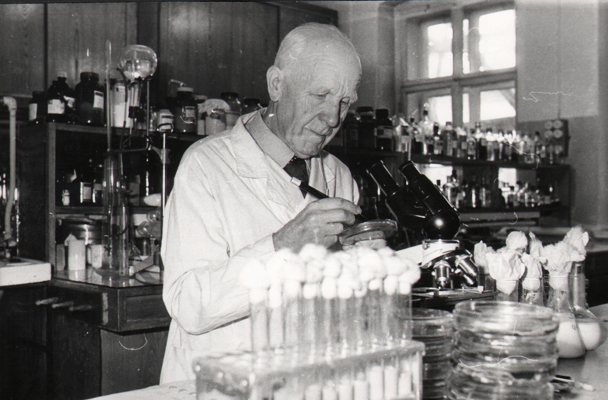 EPA vanem õpetaja Jaan Klaar piimanduse laboris