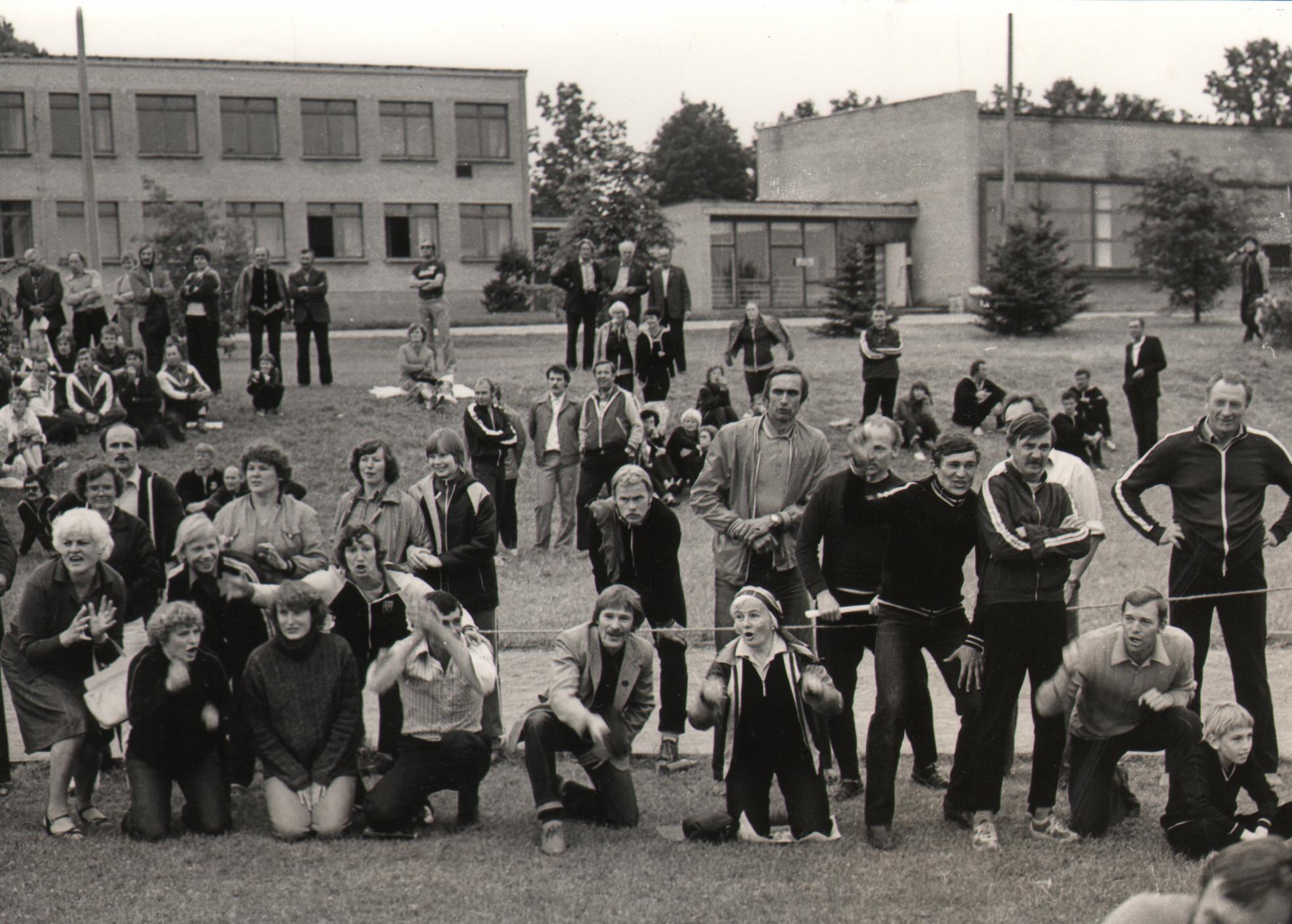 ENSV Liha-ja Piimatööstuse Töötajate XXV suvespartakiaadil: pealtvaatajad võistlustele kaasaelamas. 1983a.