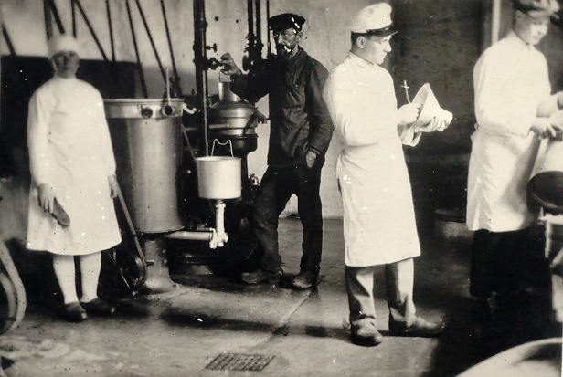 Imavere Piimaühingu töölised seadmete juures