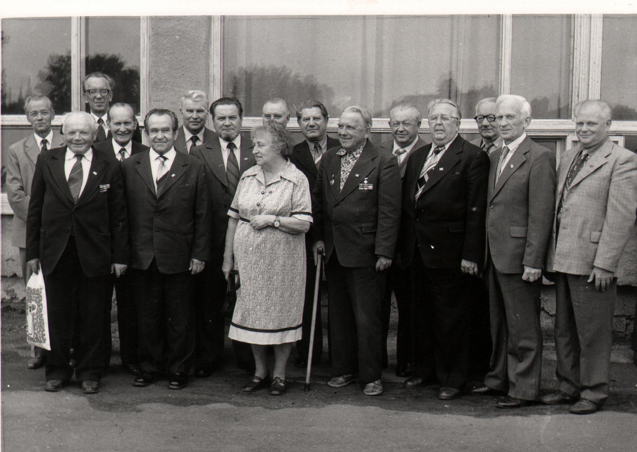 ENSV piimandusveteranide IV kokkutulek Viljandis. Pärnu PTK veteranide esindus, 16 inimest