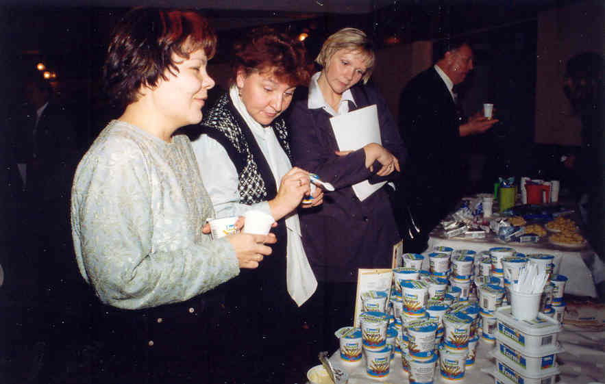 AS Balbiino töötajad tutvumas Rakvere Piima toodanguga,  Eesti Piimaliidu 10 aastapäeva konverentsil