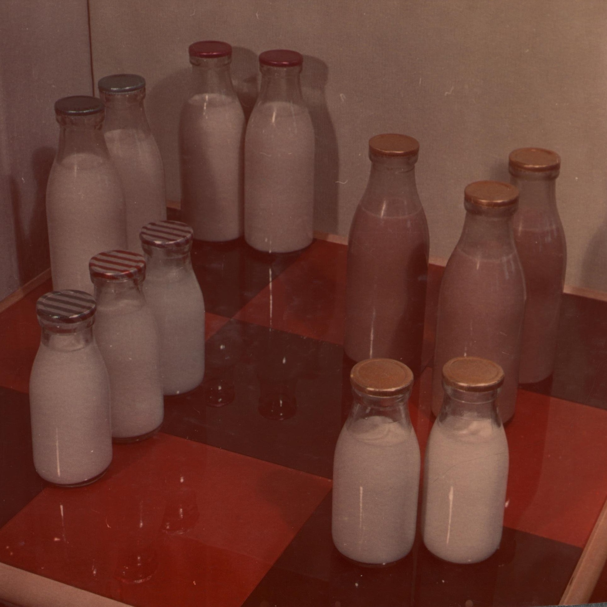 Laual 0,5 l piima- ja 0,25 l koorepudelid