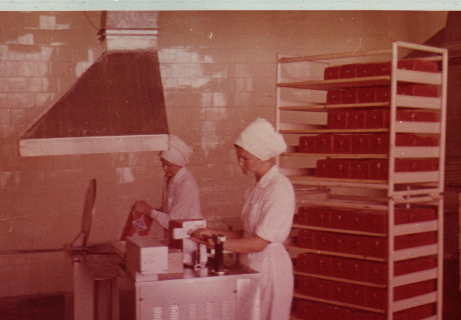 Rannu tsehhis 2 naist juustu töötlemas.