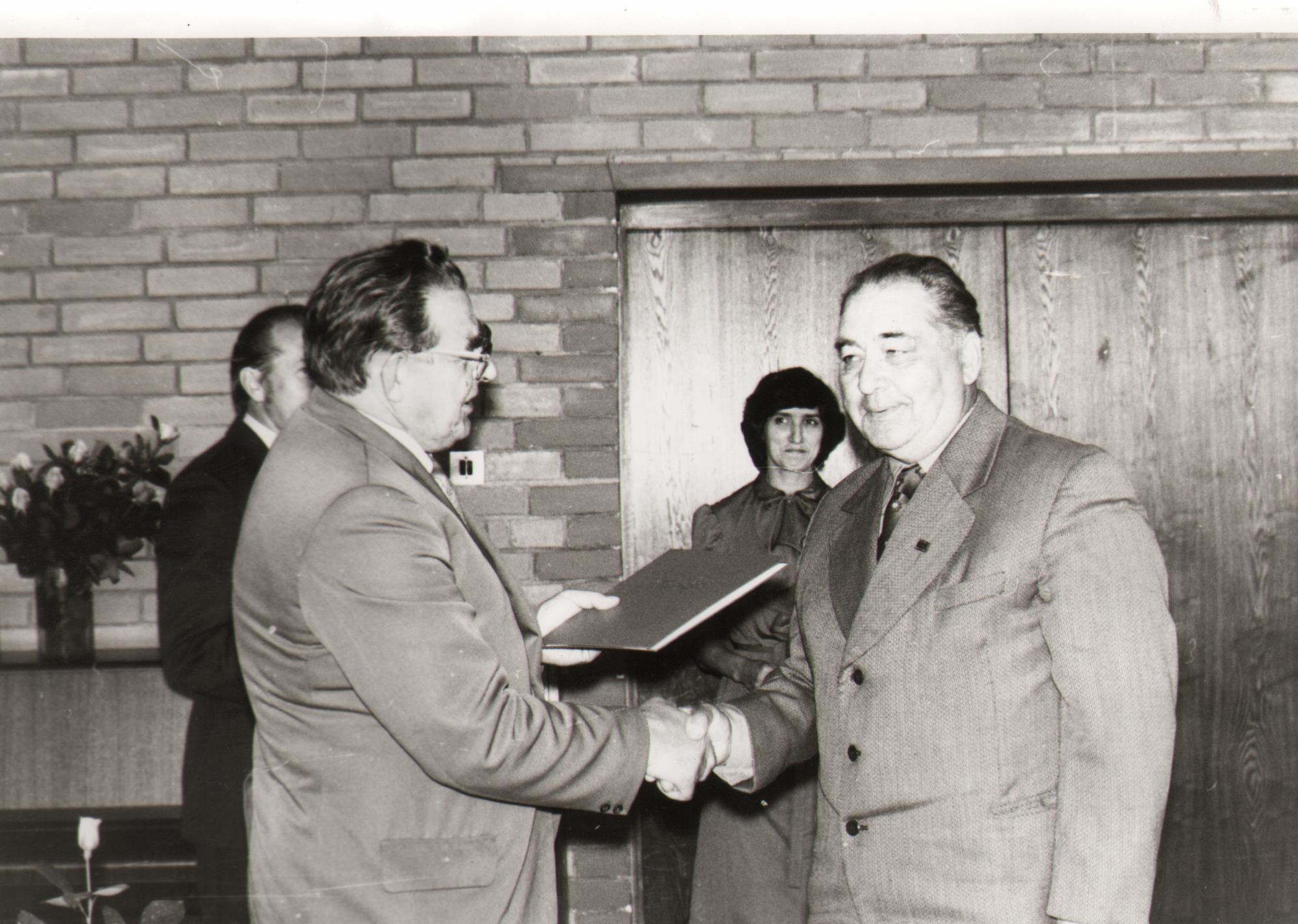 ENSV piimandusveteranide IV kokkutulek Viljandis. Piimandusveteranide autasustamine.