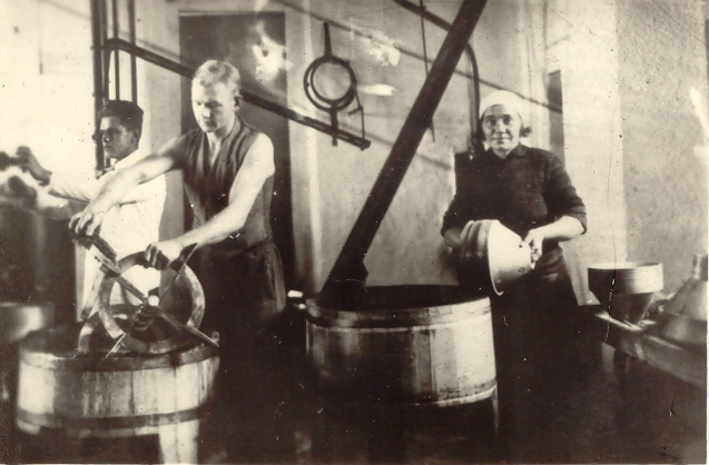 Imavere Piimaühingu töölised töö juures