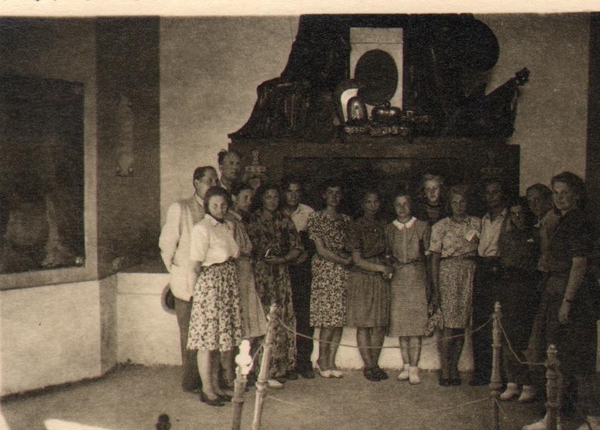 Karl Voitk j.t. Piimaliidu töötajad Barklay de Tolli haual, 1949a.
