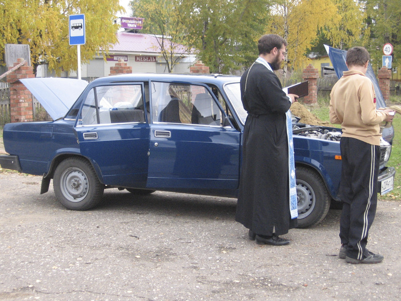 Ust-Kulomi preester Aleksander Antonov õnnistab pärast pühapäevahommikust teenistust sisse koguduseliikme uut autot.