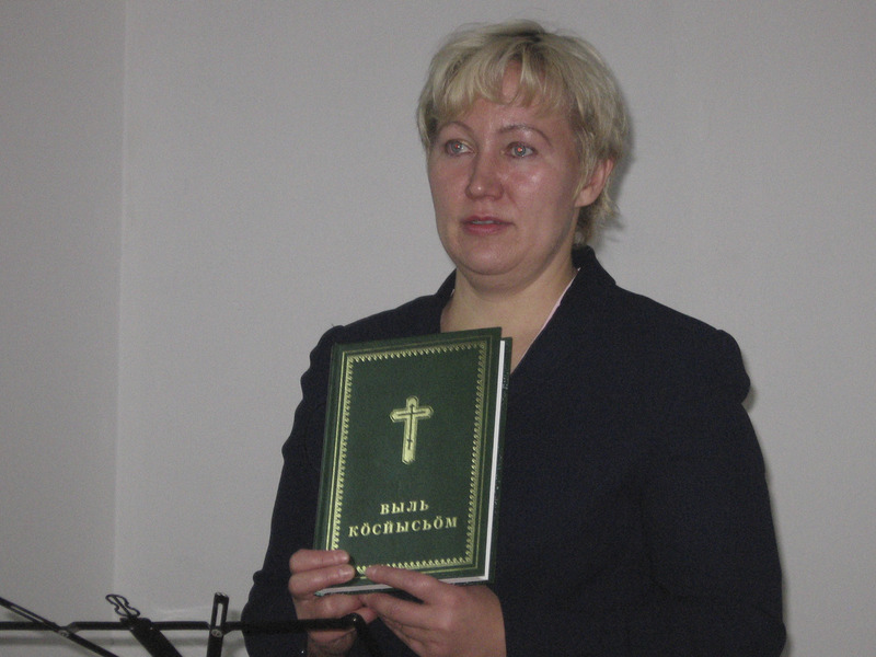 Antonina Anatoljevna Kuznetsova (Komi Vabariigi presidendi esindaja Ust-Kulomi rajoonis, s 1966) esitleb protestantide jumalateenistusel Don’i külas Uue Testamendi komikeelset tõlget.