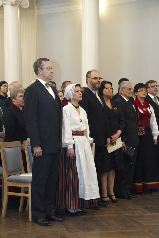 President Toomas Hendrik Ilves, direktor Krista Aru, rektor Alar Karis, Sirje Karis, Eesti Teaduste Akadeemia asepresident Jüri Engelbreht, kultuuriminister Laine Jänes, Tuglase Seltsi juhataja Juhani Salokannel