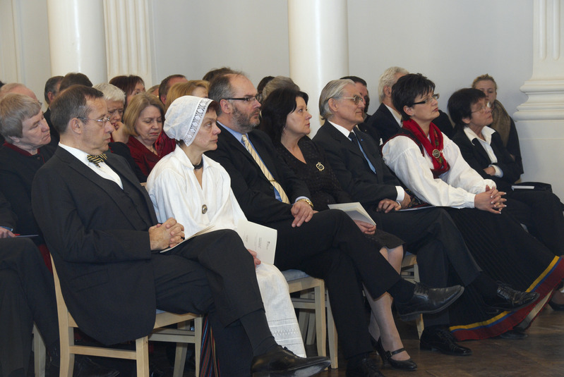 Vaade saali. President Toomas Hendrik Ilves, direktor Krista Aru, rektor Alar Karis, Sirje Karis, Eesti Teaduste Akadeemia asepresident Jüri Engelbreht, kultuuriminister Laine Jänes, Piret Saluri