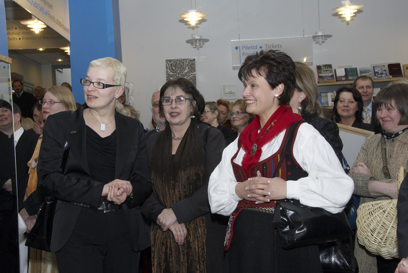 Kultuuriministeeriumi asekantsler Piret Lindpere, Eesti Kunstimuuseumi direktor Sirje Helme ja kultuuriminister Laie Jänes